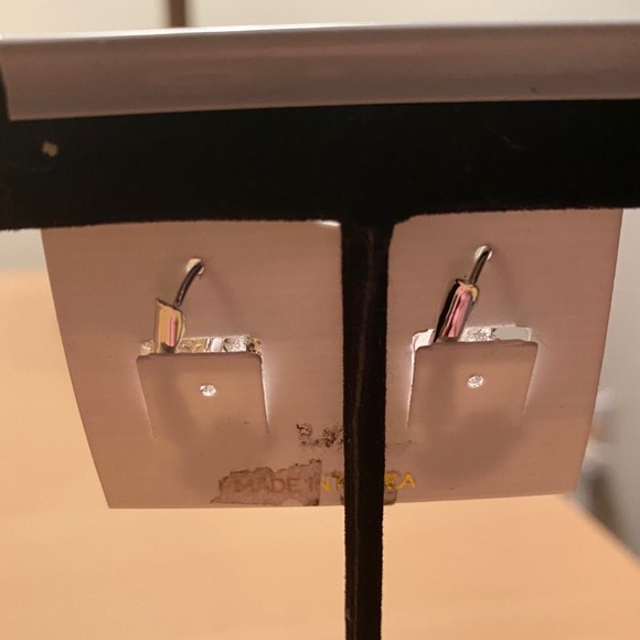 NEVER WORN. Earrings - Picture 6 of 8